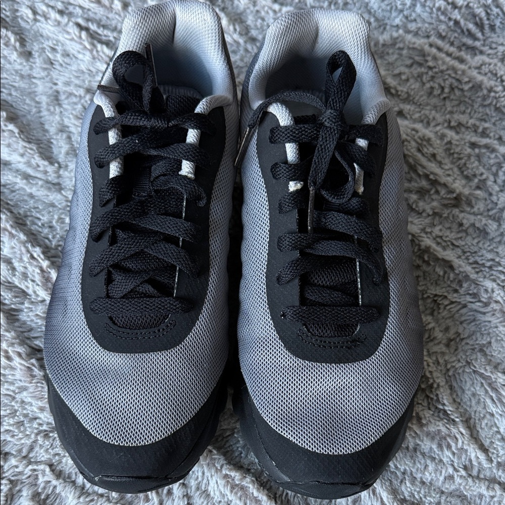 Nike Air Max Invigor Black and Gray Sneakers